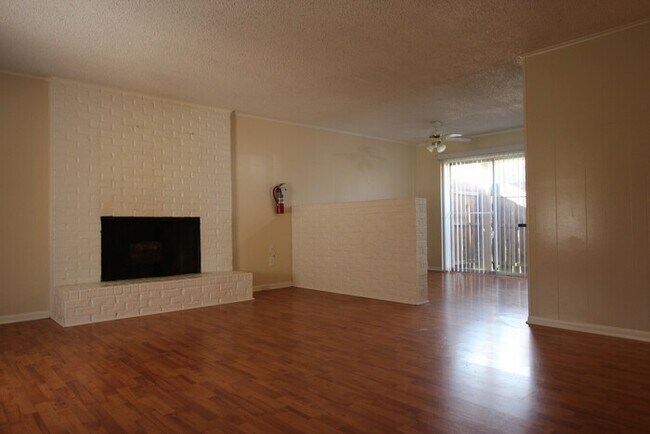 Building Photo - TOUR TODAY! Willow Park Town Homes- (Unit 20) 2 Bedroom Town house for Rent in Lindale!