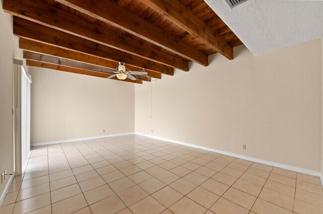 Foto del edificio - 1606 Shaker Cir