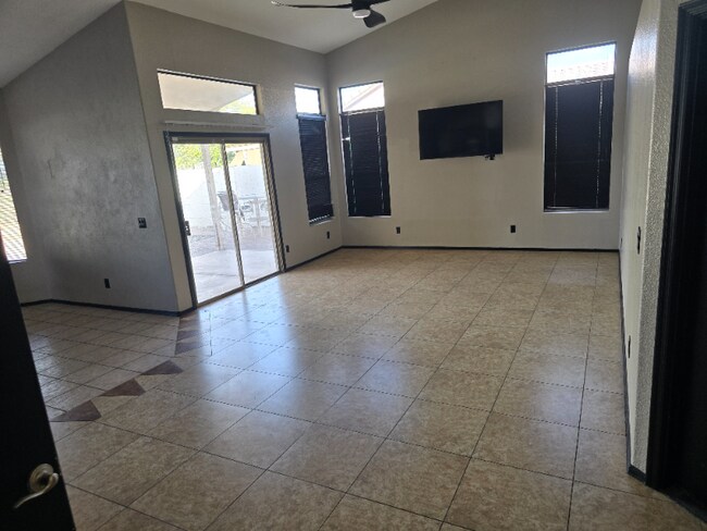 Foto del edificio - 8228 W Palmaire Ave