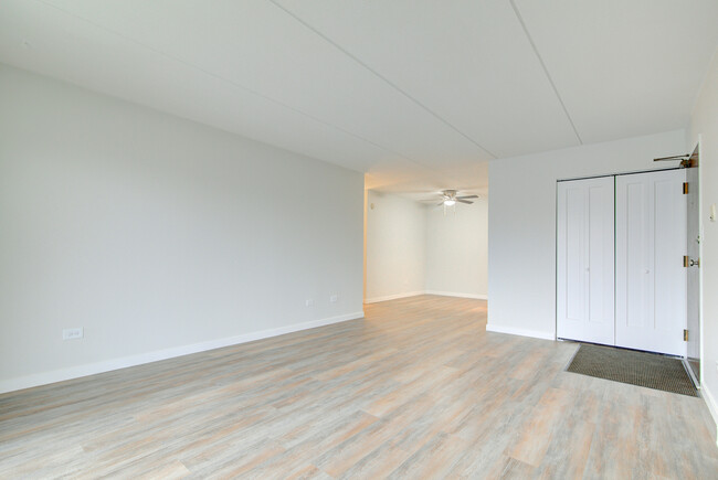 Building Photo - 277 Shorewood Dr
