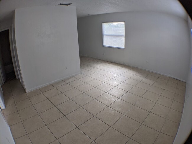 Building Photo - 3 Bedroom, 2 Bathrooms Apartment with Wate...