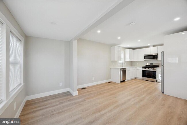 Foto del edificio - 118 Bartram Ave