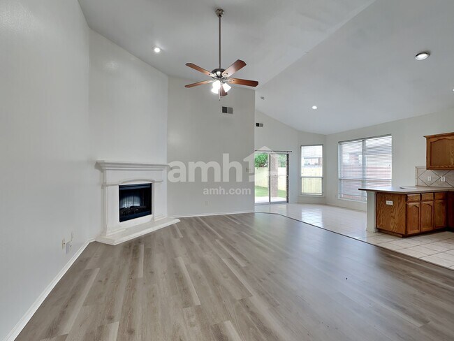 Foto del edificio - 1105 Skylark Dr