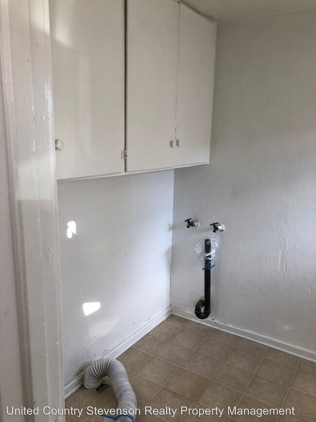 Building Photo - 2 br, 1 bath House - 216 N Danhauser St.