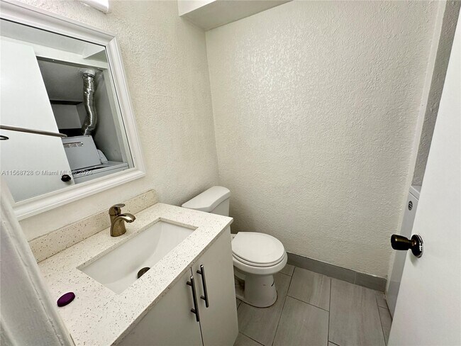 Foto del edificio - 5241 NW 27th St