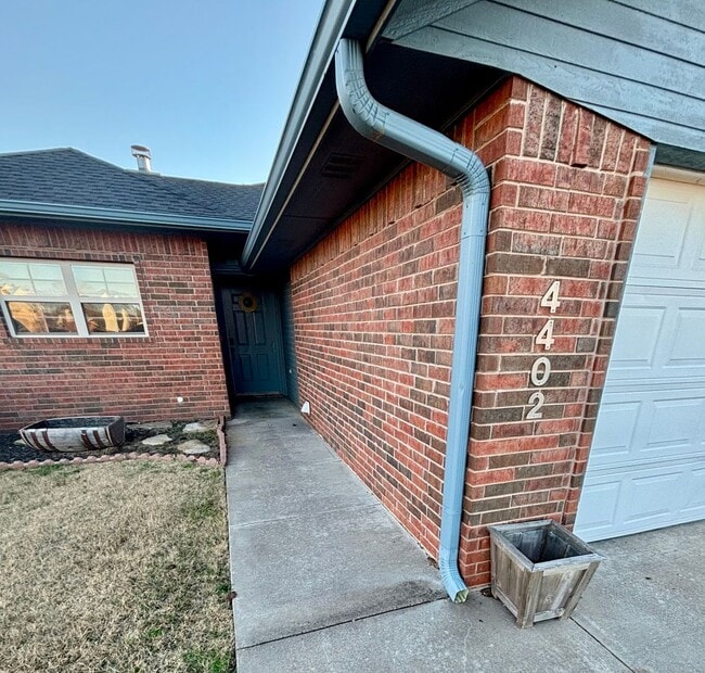 Foto del edificio - 3-bedroom, 2-bathroom home located in the desirable Bishop School District!