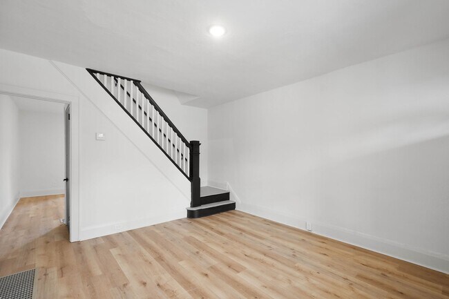Foto del edificio - AVAILABLE MID-OCTOBER! BEAUTIFULLY RENOVAT...