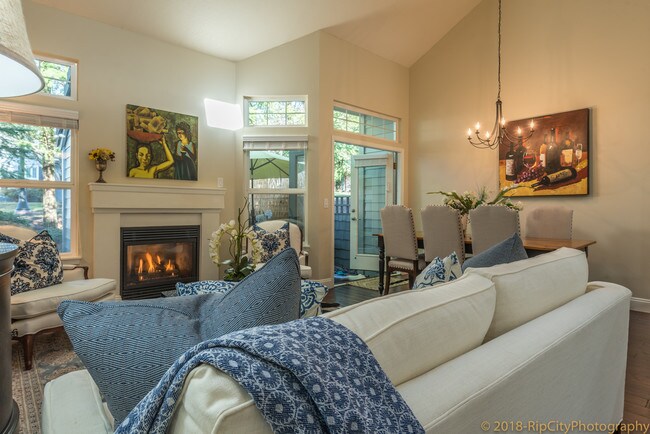Sala de estar y comedor - 9843 NW Silver Ridge Loop