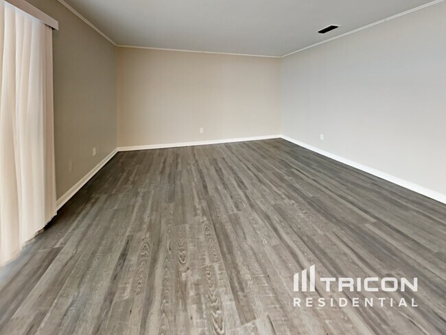 Building Photo - 7102 Woodfield Dr