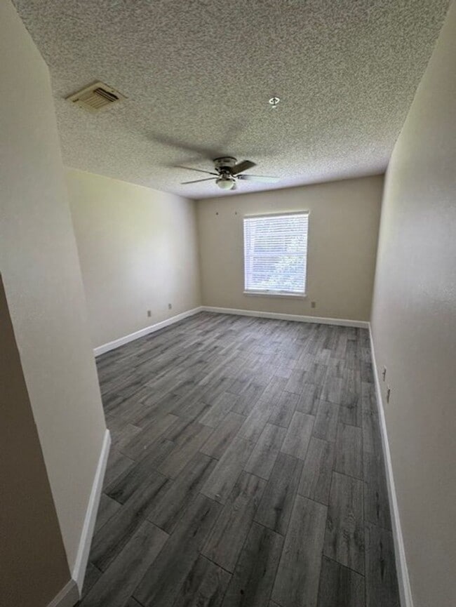 Building Photo - Second floor, 2/2 unit with wooded view near UCF