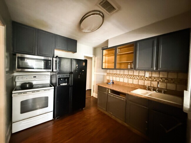 Foto del edificio - 1027 Waring Rd