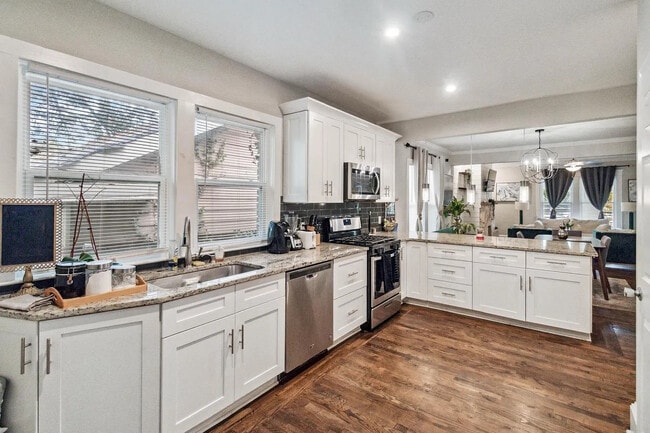 Foto del edificio - Room in House on Donnelly Ave SW