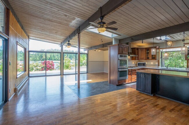 Foto del edificio - 3-Bed Waterfront Home in Vaughn
