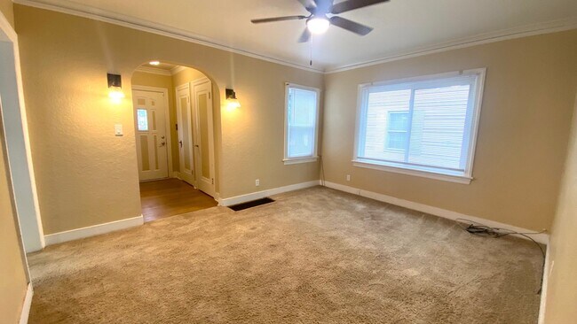 Foto del edificio - 3 Bedroom, 1 Bath Single Family House