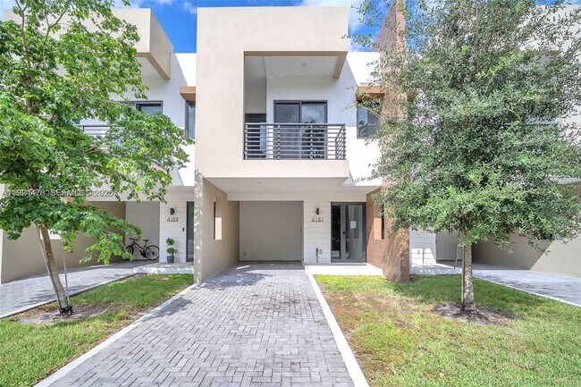 Foto del edificio - 4181 N Oak Pl