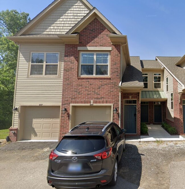 Building Photo - 647 Pointe Dr