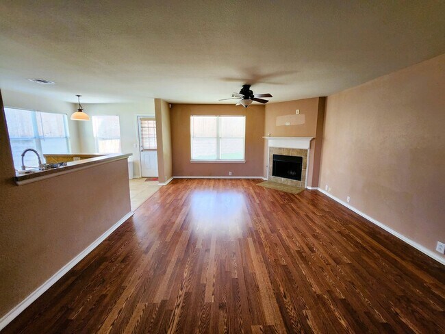 Building Photo - Beautiful Solar Powered Home in Selma!