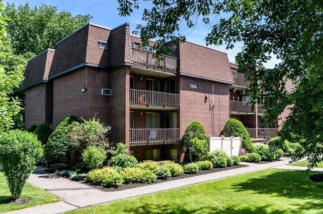 Building Photo - 140 Kenrick St