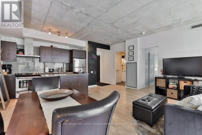Photo du bâtiment - 650-650 King St W