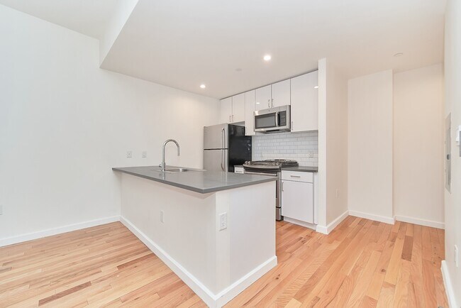 Foto del edificio - Spacious One Bedroom with Two Balconies