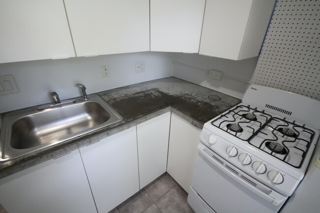 Kitchen Counter (Old) - 5131 W Girard Ave