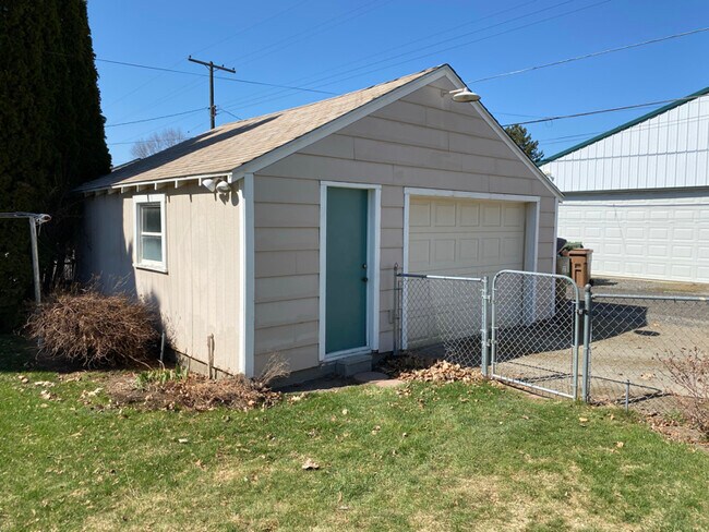 Building Photo - 3324 W Garland Ave