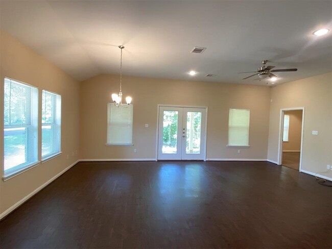Building Photo - 618 Shady Lake Dr