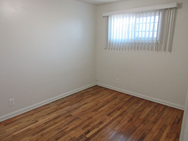 Building Photo - Clean and Comfortable