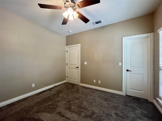 Foto del edificio - 431 Upland Ct