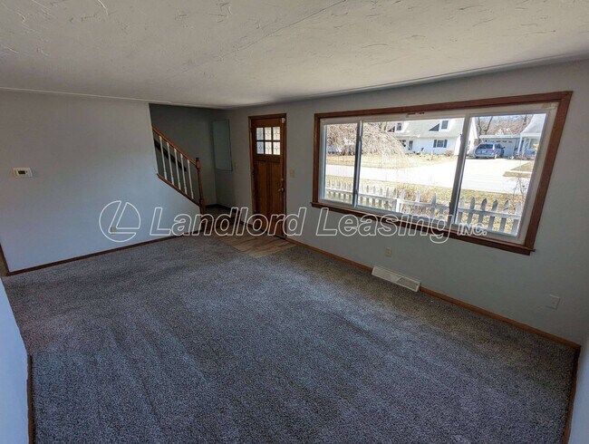 Building Photo - Sheffield Lake 4 bedroom cape cod with att...