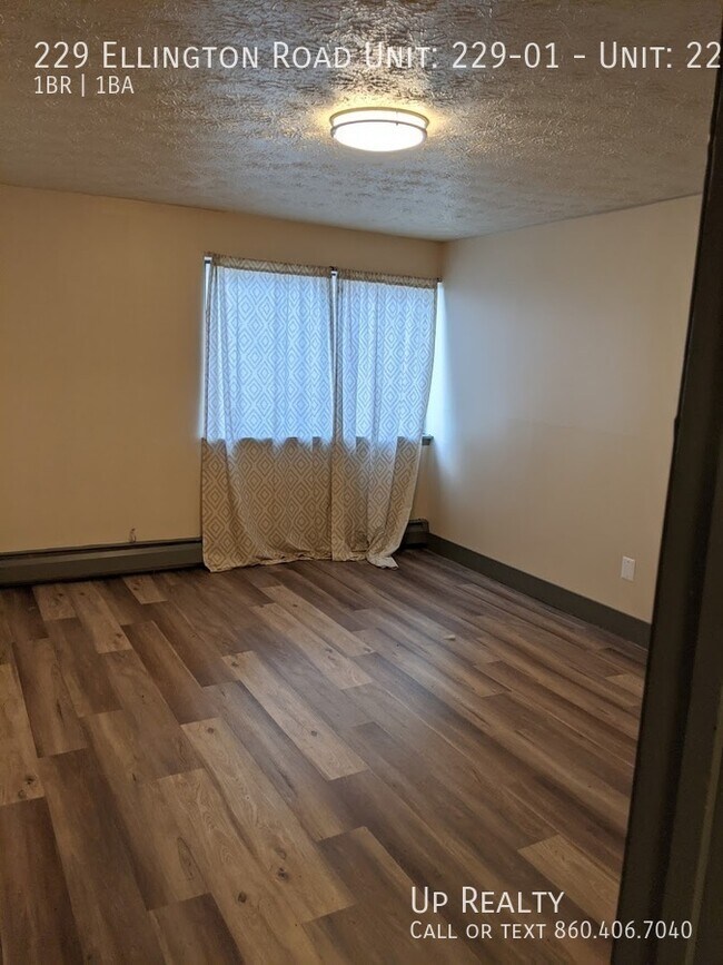 Foto del edificio - 229 Ellington Rd