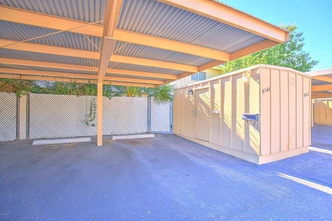 Foto del edificio - 8344 E Chaparral Rd