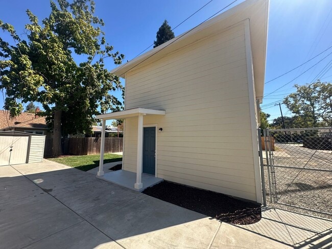 Building Photo - 3 Bedroom 2 Bathroom Home with Yard