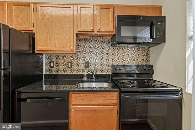 Building Photo - 1817 Queens Ln