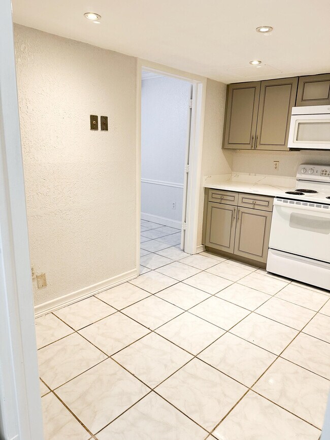 Building Photo - 4010 Inverrary Dr