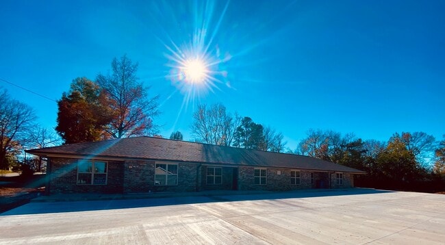 Building Photo - 814 S Spring St