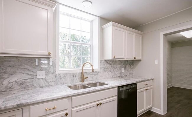 Building Photo - 2807 Bluebonnet St