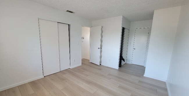 Building Photo - 10 Paramount Cir