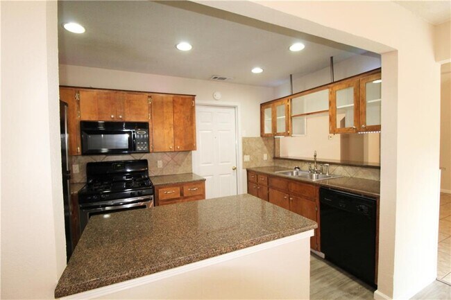 Foto del edificio - 7202 Scenic Oaks Cir