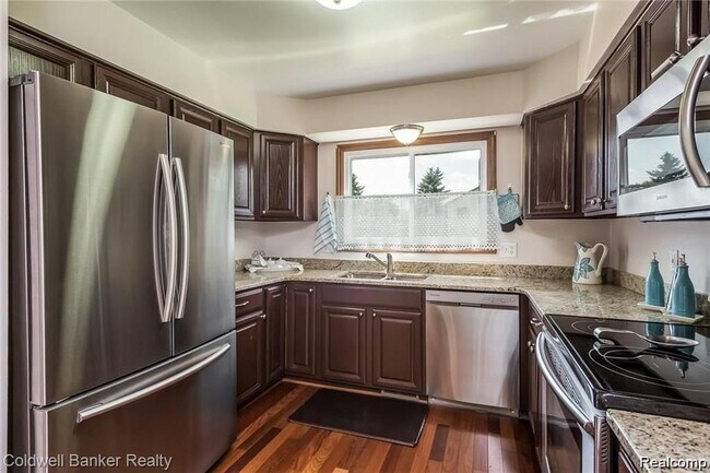 Building Photo - 3290 Bennington Dr