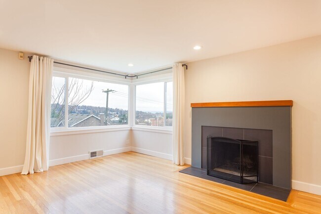 Foto del edificio - Beautiful 4 Bedroom Home in Queen Anne!