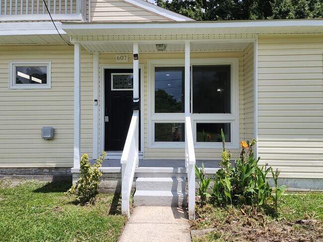 Foto del edificio - 607 New River Dr