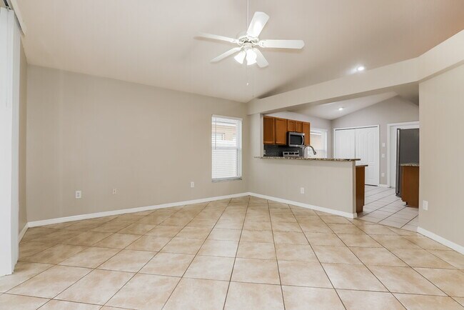 Building Photo - 12825 Kings Lake Dr