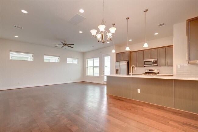 Building Photo - 1844 Parana Dr