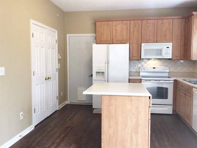 Foto del edificio - 5547 Whispering Wind Ln