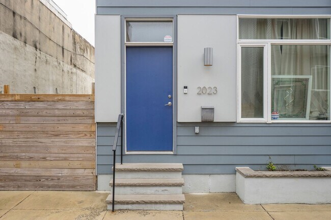Building Photo - 2023 E Arizona St