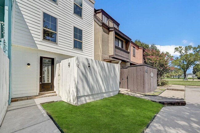 Building Photo - 2022 Lakewood Ct