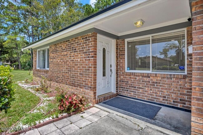 Building Photo - 1215 Bluehill Dr N