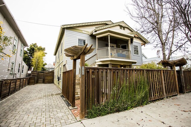 Building Photo - Spacious 3 Bedroom 2 Bath Home with High E...