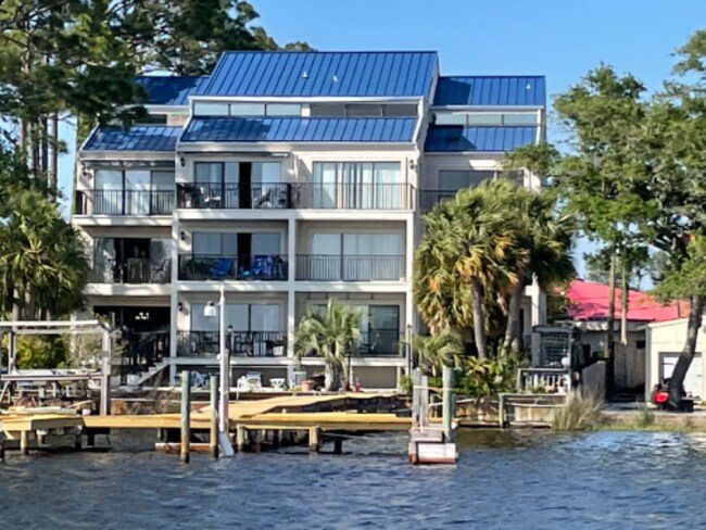 Building Photo - 6135 N Lagoon Dr